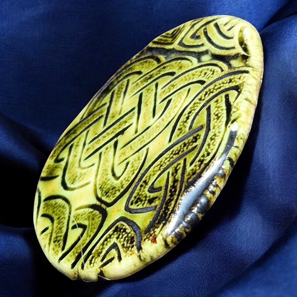 Large vintage Celtic knot design ceramic oval brooch/pin. - Picture 3 of 5